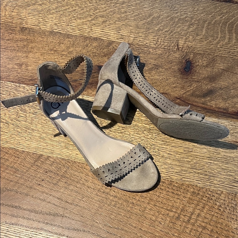 Chic Tan Block Heel Sandals